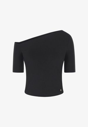 Czarny top z odkrytymi ramionami, krótkimi rękawami, teksturowaną tkaniną, asymetrycznym dekoltem oraz małym złotym logo na dole.