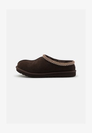 Pruun suede slip-on king, ümarate varvastega, tekstuursete külgõmblustega ja kootud detailiga kaelaäärtel. Kummerda talla, et tagada haardumine.