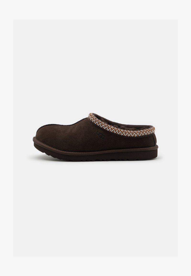 Zapato marrón de ante tipo slip-on con punta redonda, costuras laterales texturizadas y un acento trenzado a lo largo del cuello. Suela de goma para mayor tracción.