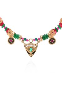 Collier en or avec des perles vertes, rouges et roses, doté d'accents floraux et d'un pendentif triangulaire central avec une gemme verte.