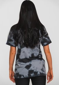 Paradiso Clothing ROSES FLOWER SKULL DIP DYE - Print T-shirt - black