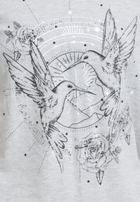 Tissu gris avec un motif imprimé de deux colibris entourés de roses, de formes géométriques et d'accents semblables à des étoiles en noir et blanc.