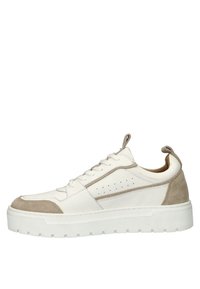 Witte leren sneakers met suède accenten in lichtbeige. Dikke, gestructureerde zool en geperforeerde details aan de zijkanten. Vetersluiting.