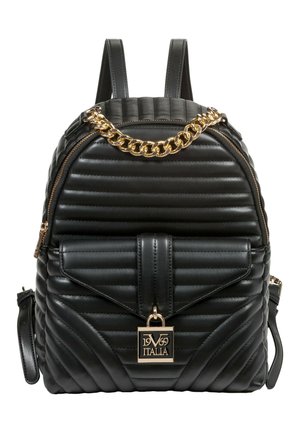 Zaino in pelle nera trapuntata con manico a catena dorato, tasca frontale con patta e dettaglio della serratura con logo 1969 Italia in oro.