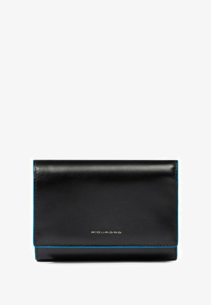 Cartera de cuero negro con textura suave, con un detalle azul a lo largo del borde y logotipo dorado. Diseño compacto y rectangular.