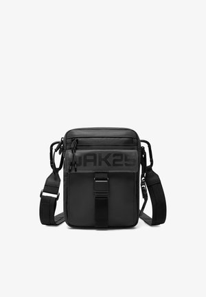 Bolso negro cruzado hecho de material sintético, con una superficie texturizada, correa ajustable y un bolsillo frontal con cremallera.