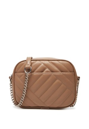 Pequeño bolso bandolera rectangular de cuero color beige con costuras diagonales acolchadas y una correa de cadena plateada.