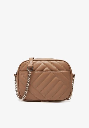 Pequeño bolso bandolera rectangular de cuero color beige con costuras diagonales acolchadas y una correa de cadena plateada.