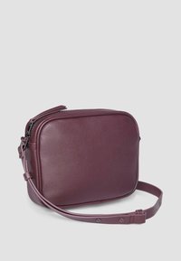 Dunkelburgunderfarbene Leder-Crossbody-Tasche mit rechteckiger Form, glatter Oberfläche, Reißverschluss und verstellbarem Trageriemen. Einfaches Design ohne Verzierungen.