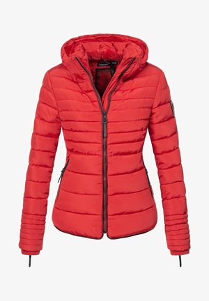 Rød pufferjakke med lynlås foran, hætte og ribbede manchetter. Har horisontal syning og sidelommer, hvilket giver en struktureret pasform.