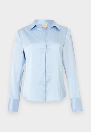 Šviesiai mėlyna satino ilgomis rankovėmis palaidinė su slepiamais priekiniais mygtukais, smailiu apykaklės atvartėliu ir platiais rankogaliais, rodoma ant balto fono.