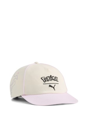 Lichtbeige en pastelroze pet met op de voorkant geborduurde Pokémon- en Puma-logo's en een omlijnde Pokémon-figuur aan de zijkant.