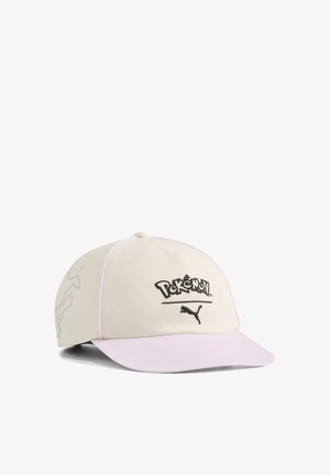 Jasnobeżowa i pastelowo-różowa czapka z wyszywanymi z przodu logo Pokémon i Puma oraz z konturem postaci Pokémon z boku.