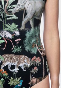 Badpak met een zwarte achtergrond en kleurrijke prints van dieren en planten, waaronder een olifant, jaguar, luiaard en verschillende bladeren.