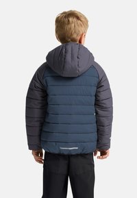 Mörkblå puffer-jacka med grå detaljer, huva, horisontell quiltning och reflekterande detalj i nederkant. Baksidan visar en lätt design.