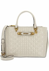 Sac à main beige matelassé avec quincaillerie dorée, double anses supérieures, bandoulière ajustable et plaque de logo. Comprend une fermeture à glissière et une finition texturée.