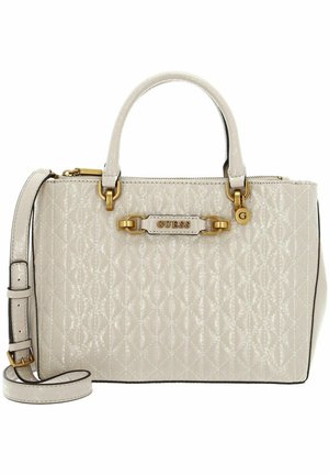 Sac à main beige matelassé avec quincaillerie dorée, double anses supérieures, bandoulière ajustable et plaque de logo. Comprend une fermeture à glissière et une finition texturée.