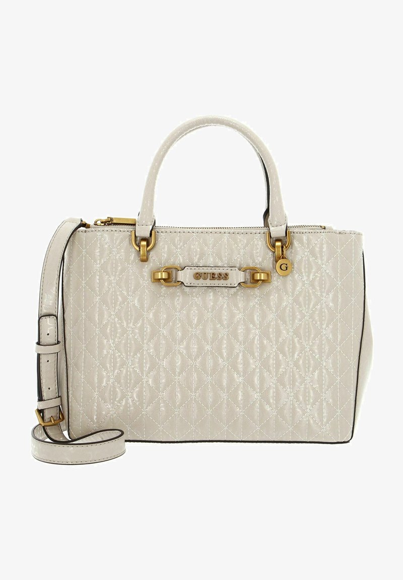 Sac à main beige matelassé avec quincaillerie dorée, double anses supérieures, bandoulière ajustable et plaque de logo. Comprend une fermeture à glissière et une finition texturée.