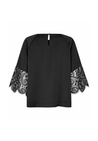 Sort top med en åbning i nakken. Har klokkeærmer prydet med intrikate sorte blondedetaljer i et svunget mønster. Glat stof.