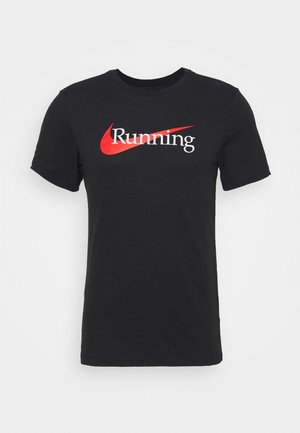 Schwarzes kurzärmeliges T-Shirt mit einem roten Swoosh und dem Wort "Running", das in Weiß und Rot über der Brust gedruckt ist.