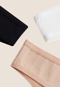 Zestaw ramiączek w kolorach czarnym, białym i cielistym; prążkowana tekstura na czarnym ramiączku; gładkie wykończenie na białych i cielistych ramiączkach; przeszywane krawędzie.