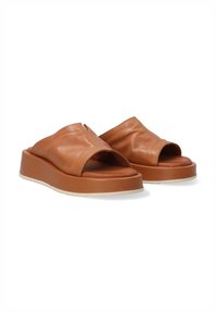 Bruine leren slide-sandalen met een open teen en een ontwerp met brede band, voorzien van een dikke plateauzool met een lichte basis.