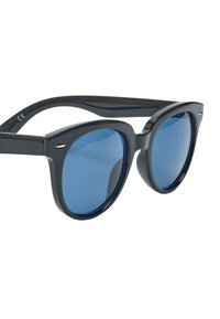 Okulary przeciwsłoneczne z czarną plastikową ramką, okrągłymi soczewkami i soczewkami w niebieskim odcieniu. Posiadają metalowe akcenty przy zawiasach. Błyszcząca tekstura.