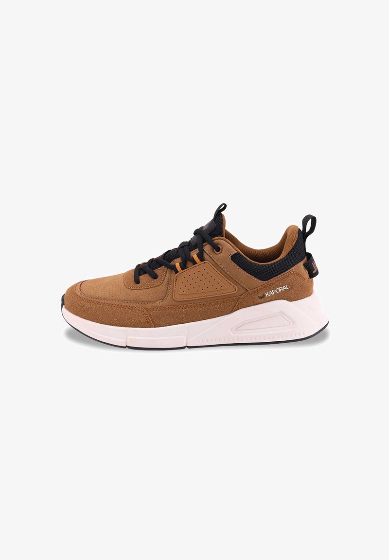 Chaussure de sport en daim marron et mesh avec des lacets noirs, un col rembourré et une semelle blanche. Présente des accents perforés et une languette à l'arrière.