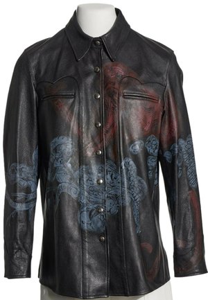 Veste en cuir noire à boutons avec des motifs de serpent bleus et rouges sur le devant et les manches, avec un col pointu et deux poches poitrine zippées.