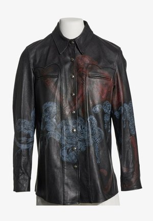 Veste en cuir noire à boutons avec des motifs de serpent bleus et rouges sur le devant et les manches, avec un col pointu et deux poches poitrine zippées.