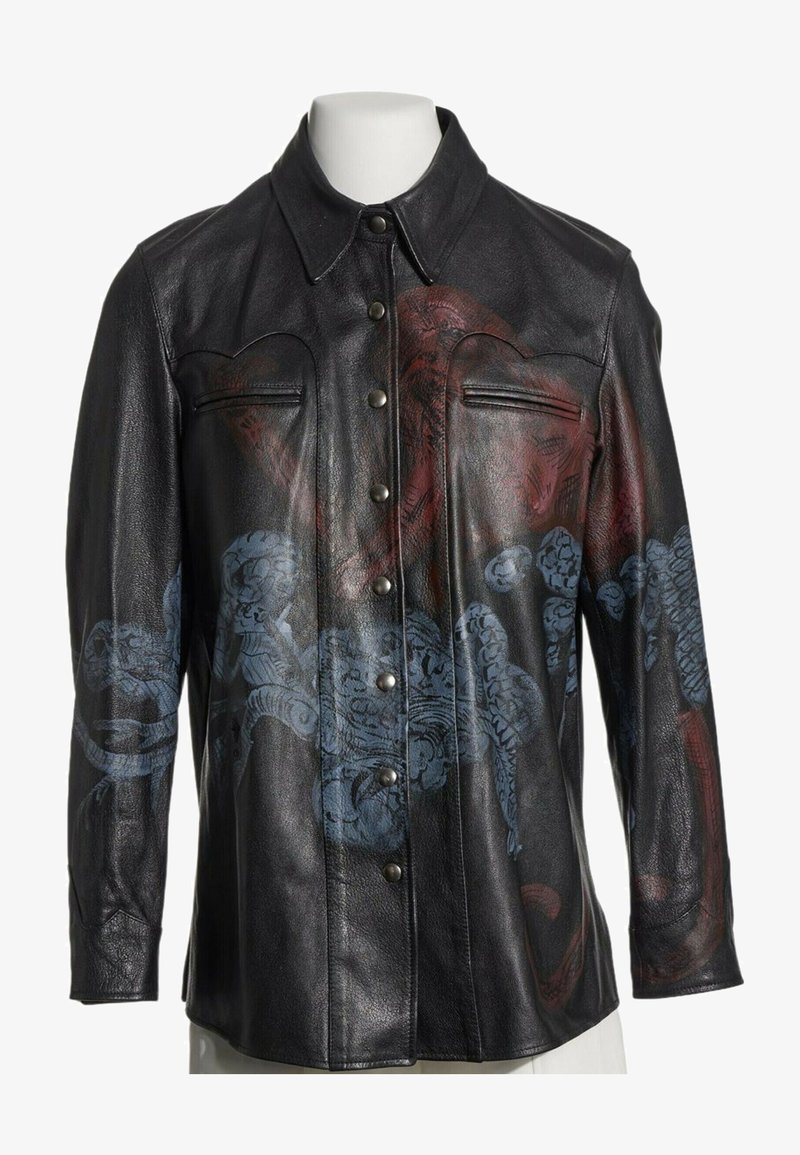 Veste en cuir noire à boutons avec des motifs de serpent bleus et rouges sur le devant et les manches, avec un col pointu et deux poches poitrine zippées.