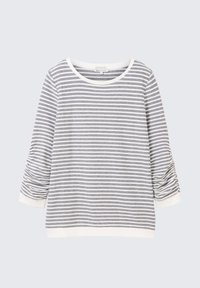 Grå och vit randig långärmad topp med bred halsringning och draperade ärmdetaljer, tillverkad av ett mjukt, texturerat tyg.