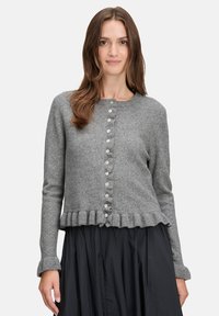 Grauer Wollcardigan mit rundem Ausschnitt, vorderem Knopfverschluss und Rüschensaum. Verfügt über lange Ärmel und ein dezentes, strukturiertes Strickmuster.