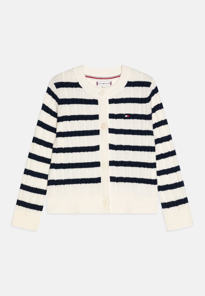 Weiße Strickjacke mit Kabelmuster und schwarzen horizontalen Streifen, langen Ärmeln, Knopfverschluss und kleinem Tommy Hilfiger Logo auf der linken Brust.