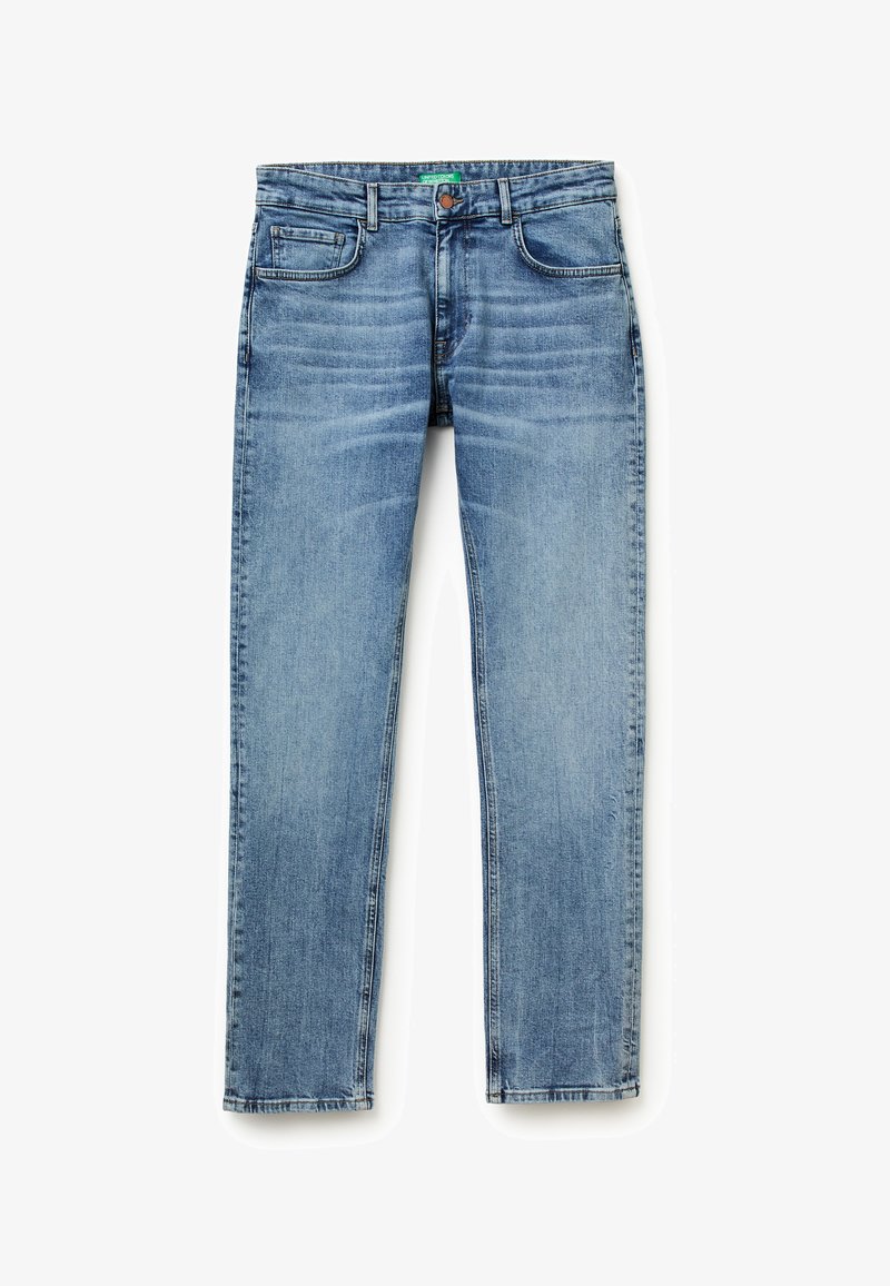 Pantalones vaqueros de denim azul claro con un diseño de piernas rectas, cinco bolsillos y una textura suave, con un ligero desgaste y cierre de botón.