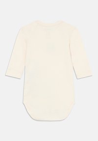 Langermet babybody i myk kremfarget bomull. Har rund hals, trykknapper i bunnen og en glatt tekstur.