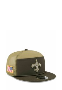 Olivgrüne Baseballmütze mit flachem Schirm, Mesh-Seiten, gesticktem Fleur-de-Lis-Logo und Amerikanischer Flaggen-Patch an der Seite.