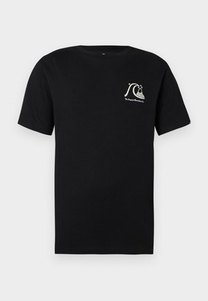 Svart T-skjorte med korte ermer og rund hals, med en liten hvit bølge- og fjelllogo på venstre bryst.