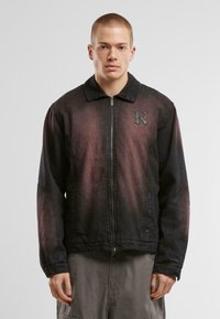 Svart denimjakke med gradient rød fading, glidelås, krage og K-logo på brystet. Har sidelommer og avslappet passform.
