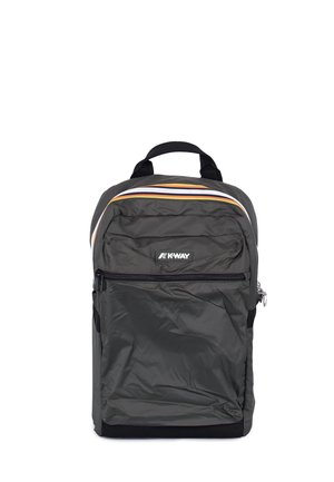 Compact donkergrijze K-Way rugzak met een voorvak met rits, gestreept detail bij de bovenste rits en een zwart draaghandvat.