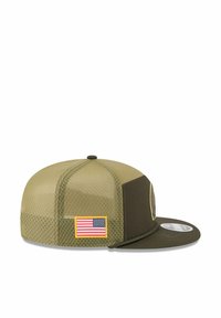 Olivgrüne Kappe mit einem Netz vorne, flachem Schirm und einem Aufnäher der amerikanischen Flagge. Verfügt über einen Logopatch an der Seite und ein strukturiertes Design.