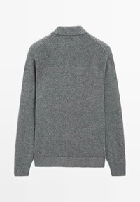 Maglione grigio a maniche lunghe in maglia con colletto, polsini e orlo a coste, mostrato da dietro su uno sfondo bianco puro.