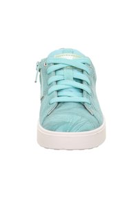 Helleblaue Sneakers aus strukturiertem Stoff mit Blattmustern, einer weißen Gummisohle und flachen Schnürsenkeln. Seitlicher Reißverschluss für einfaches Anziehen.