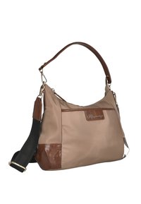 Bolso de nailon beige con detalles de cuero sintético marrón, una correa para el hombro y una textura suave. Cuenta con herrajes metálicos y una etiqueta de marca.