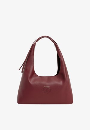 Borsa in pelle bordeaux di forma arrotondata, con una larga tracolla, finitura testurizzata e logo impresso sul fronte.