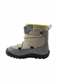 Szary wodoodporny but o fakturowanej powierzchni, z kołnierzem z limonkowego polaru, czarnymi akcentami i gumową podeszwą z bieżnikiem.