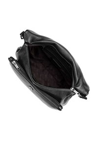 Borsa a mano in pelle nera con superficie testurizzata, scomparti con zip e chiusura a bottone. L'interno presenta una fodera in tessuto scuro.