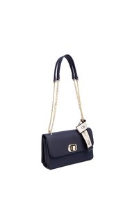 Borsa a tracolla in pelle blu navy con catena in tonalità oro, superficie liscia, chiusura a pattina e tracolla in tessuto con dettagli del logo.