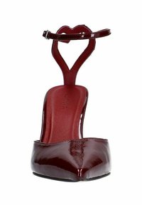 Chaussure à talon haut en cuir verni rouge avec un bout pointu, une sangle au niveau de la cheville en forme de cœur et une finition brillante. Texture lisse ; design à dos ouvert.