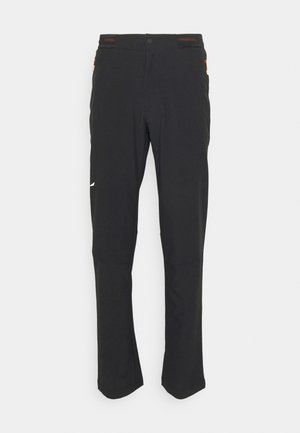 Čierne športové nohavice vyrobené z ľahkého materiálu, s priliehavým pásom, rovnými nohavicami a malým bielym logom na ľavom stehne.